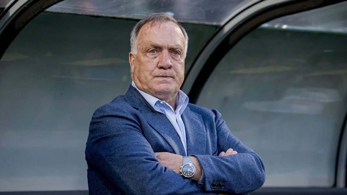 🇨🇼  CURAZAO SE QUEDA SIN DT A MESES DE SU PRIMER MUNDIAL: RENUNCIÓ PARA CUIDAR A SU HIJA

Dick Advocaat, DT que llevó a la isla a una Copa del Mundo por primera vez, anunció que deja su cargo para "dedicarle toda su atención a su hija, que enfrenta problemas de salud".