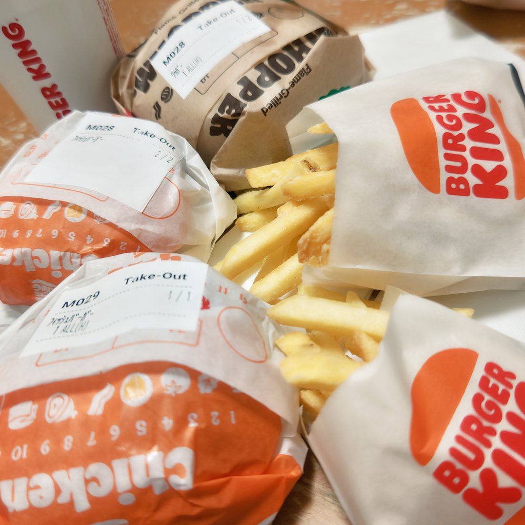 ストックを食べ尽くす
食べ物あってもこれじゃない
冷蔵庫何回も開け閉め
食品棚を漁る
食べ物ないと発狂

化け物なのに医療従事者の娘は普通に接して見守ってくれてる🥹
担当医も今のストレス発散はコレだから辞める必要はないって言ってくれる🥹
ありがとうだよ🫶