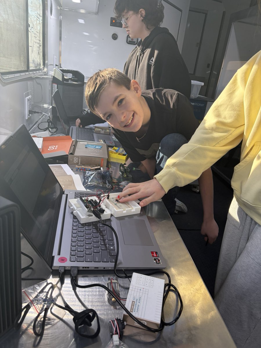 Independence CC tweet media