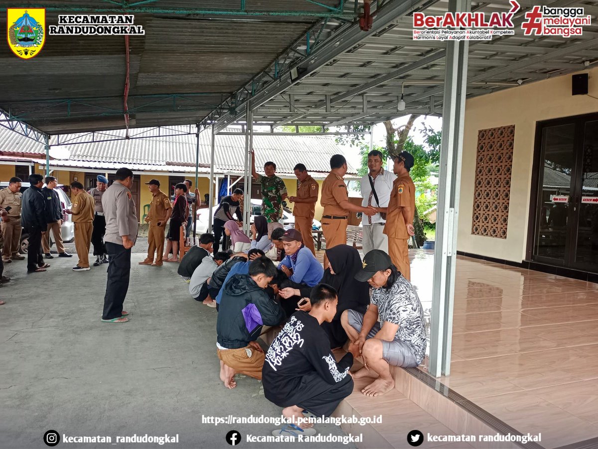 🚨 STOP TAWURAN PELAJAR 🚨
📢 Pelajar bersatu untuk prestasi, bukan provokasi.
🤝 Bersama kita cegah tawuran dan jaga ketertiban lingkungan.
#StopTawuran
#PelajarBerprestasi
#JagaKamtibmas
#PeduliGenerasiMuda
#LingkunganAman