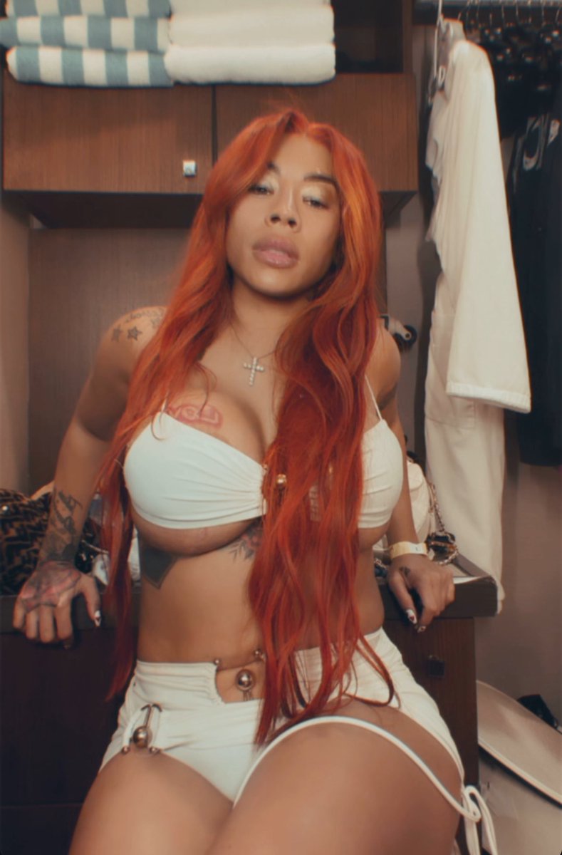 Keyshia Cole on vacation. 🍹