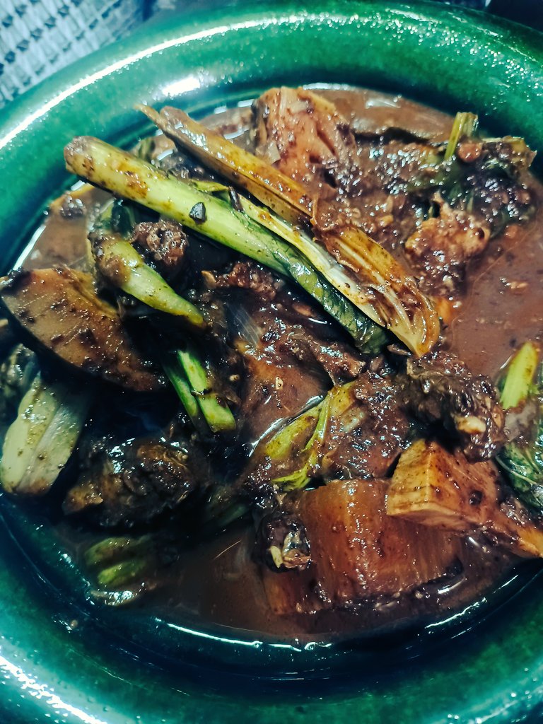 中華の煮物「糟鉢頭」を作りました。
紹興酒の酒粕で煮込む、中国の伝統料理。本来は豚モツを使うけど、今回は牛タンの切り落としでアレンジしました。
デミグラスや赤味噌みたいな濃厚なコクに、紹興酒ならではの爽やかな酸味。見た目はこってりだけど、意外とあっさりペロリといけます。