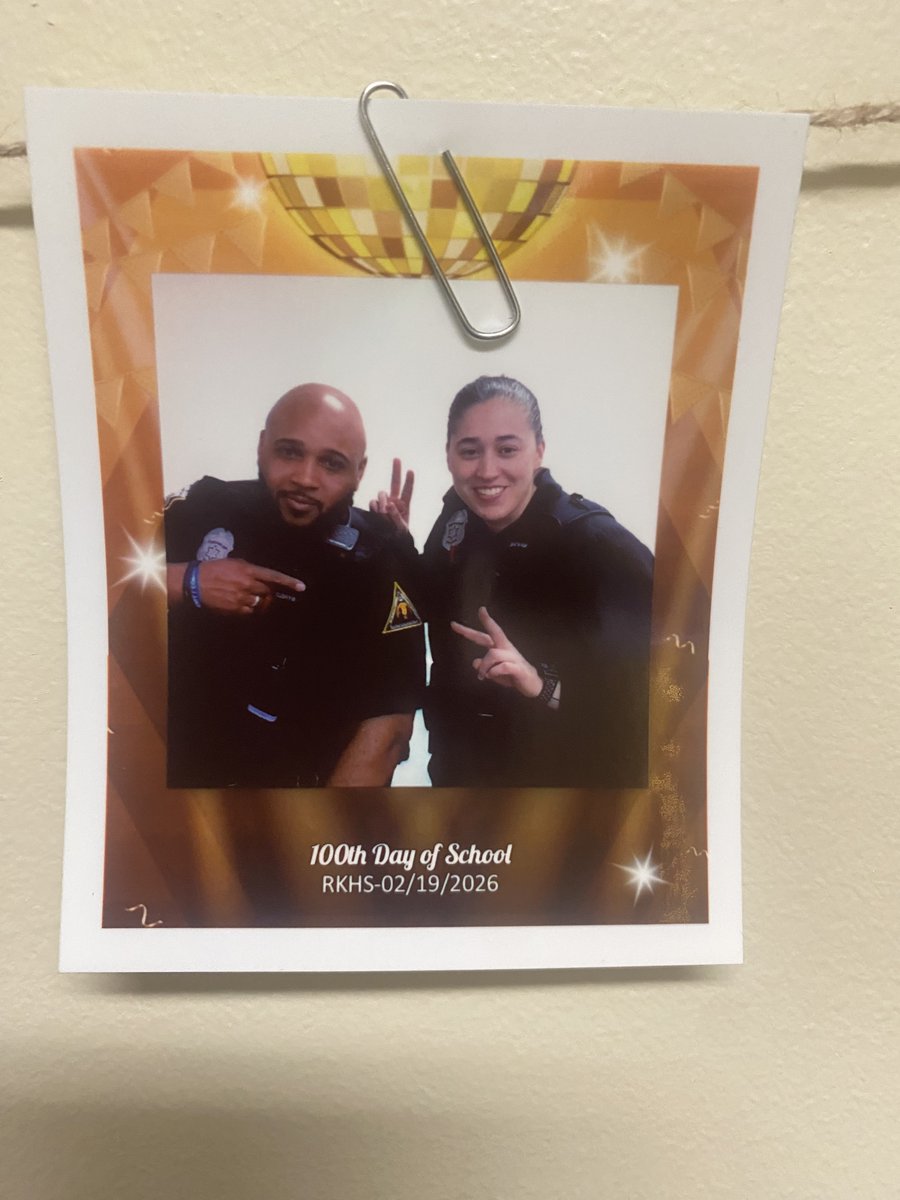 MilwaukeePolice's tweet image. #MKEPD #MPDSRO #100thDayOfSchool 🚔🙂📚📓

Milwaukee Police Department's School Resource Officers Navone and Byfield celebrated the 100th day of school this last week at Milwaukee Public Schools King High School!