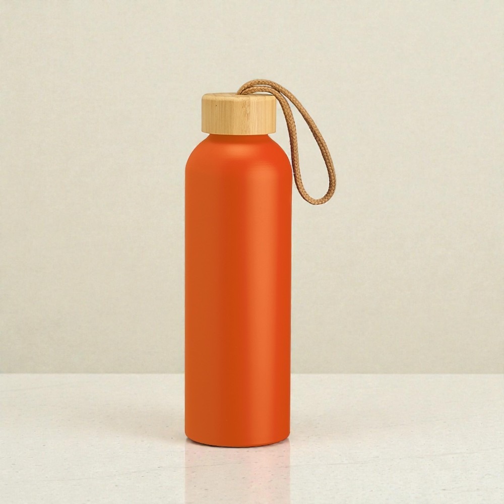 brindespegassus's tweet photo. Garrafa em alumínio com capacidade máxima de 800ml. Possui tampa rosqueável em bambu com alça de algodão para facilitar o transporte.

#mulheres #presente #diadasmulheres #diadamulher #LembrancinhasPersonalizadas #garrafa #garrafas #GarrafaPersonalizada https://t.co/ptZuuxFIR6