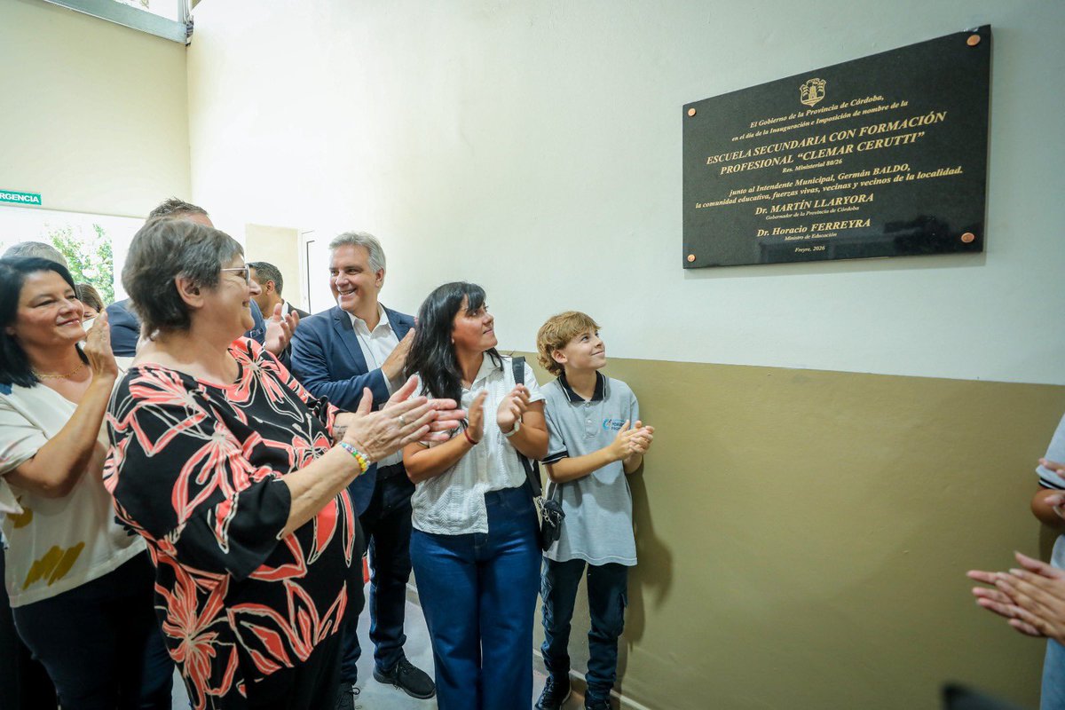 MartinLlaryora's tweet photo. ¡#Educación, #producción y #trabajo! Inauguramos en la localidad de #Freyre la primera Escuela Secundaria con Formación Profesional en Industrialización de Productos Lácteos del país, una obra educativa estratégica que articula la #formación técnica con el desarrollo productivo regional.
Esta nueva escuela lleva el nombre de Clemar Cerutti, el vecino que en 2022 donó el terreno y aportó recursos económicos con el anhelo de que su comunidad contara con una escuela técnica. Mi agradecimiento y reconocimiento a la familia Cerrutti, por el gesto solidario que dio origen al proyecto.
Esta hermosa iniciativa fue canalizada por el Municipio y se concretó gracias al consenso de los actores de la cadena productiva local, con el acompañamiento del Gobierno provincial, que destinó fondos para finalizar esta maravillosa obra.
En un contexto donde la inversión pública no predomina, en #Córdoba tomamos la decisión política de avanzar y culminar esta escuela, que con este nuevo edificio no tengo dudas que comienza a escribir una gran historia.
#HacerParaCrecer