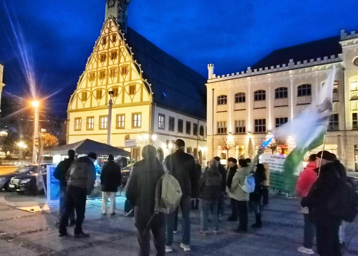 In Zwickau hatte der örtliche Montagsprotest (Freie Sachsen und regionale Initiativen) heute eine Gegendemo. Vom 3. Weg. Nun ja, jeder setzt seine Prioritäten eben anders…