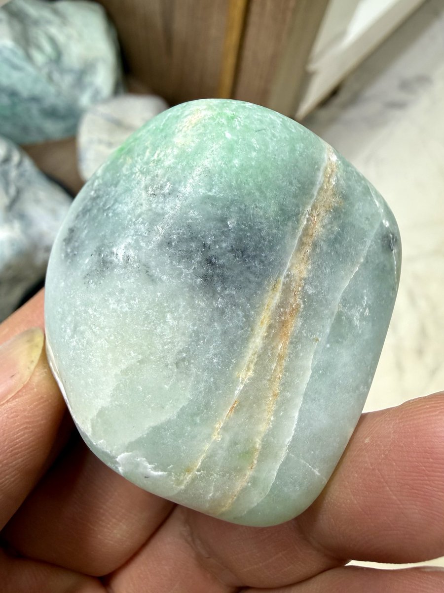 今日のヒスイは、 優しい色合いの 「ザ・糸魚川の海の翡翠🟢」です