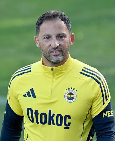 Buraya kadar bu adam getirdi. Bu maçta İstediği kadar hata yapsın sen 10 kişilik Kasımpaşa'dan gol yemiyeceksin futbolcu olarak. 

Öyle maç kazanınca Fatih Sultan Mehmet editleri paylaşarak "sonuna kadar arkandayız" diyerek olmuyor. 

Buraya kadar derbi mağlubiyeti görmeden