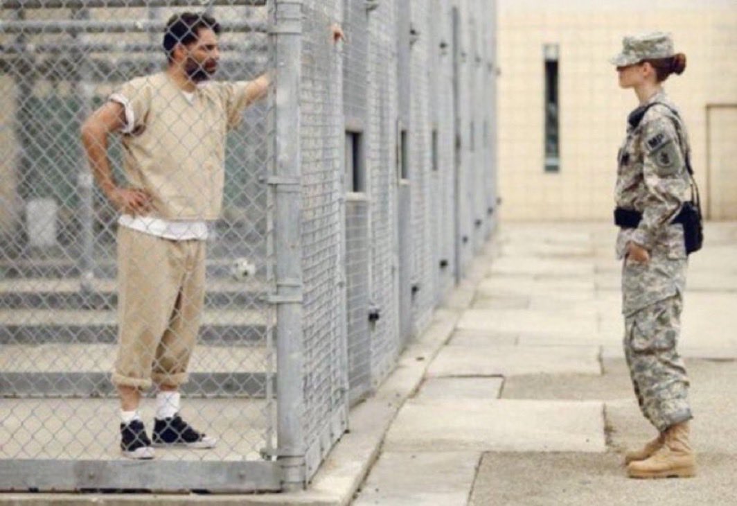 انتي الحرية اللي جاتني من بعد غيبه
بدّلي ملامح القسوة بنظرة و ابتسامه

السجن بين اربعة جدران ماهوب المصيبه
المصيبه سجني اللي بين رمش وبين شامه !