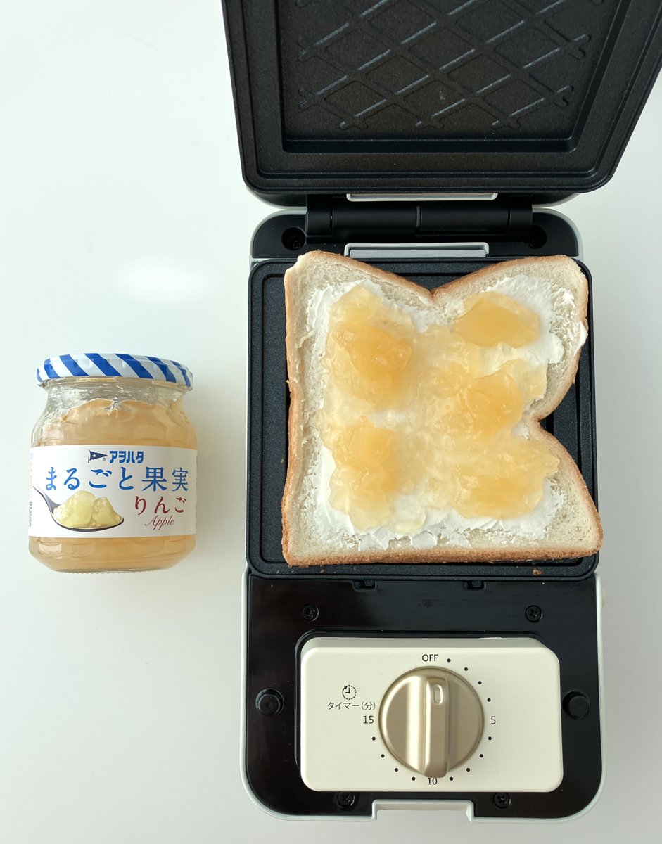 朝食のレパートリーに加えてほしいです...🤫

「りんごジャム＋クリームチーズ」をホットサンドメーカーにセットすれば、満足感たっぷりなアップルパイ風トーストが作れます🍎