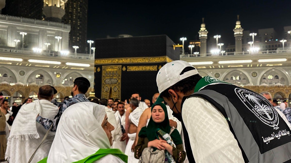 يواصل الكشافة #السعودية أداء دورهم الإنساني داخل #المسجد_الحرام، من خلال خدمة المعتمرين والزوار، خصوصًا كبار السن.

🔷 مرافقة التائهين وتهدئتهم وتأمين وصولهم إلى ذويهم وسط كثافة الحشود.
🔷 موقف إنساني أعاد معتمرة مسنّة إلى رفقتها بعد رحلة بحث ميدانية.