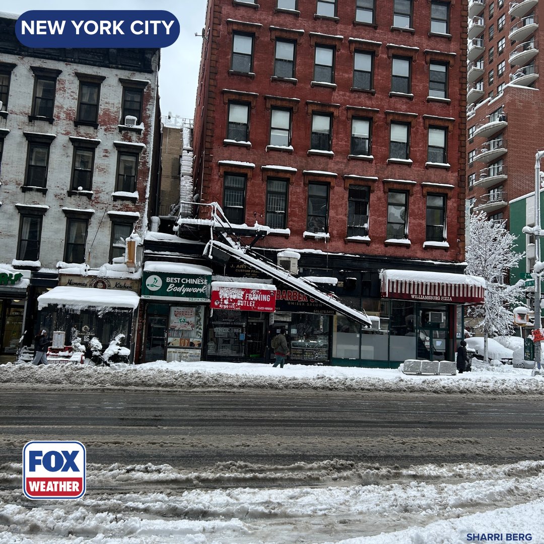 foxweather's tweet image. SNOW IMPACTS ❗️: The large amounts of snow accumulation were too much for a fire escape to handle in New York City, as it dangled from a building hanging by a thread.

#Newyorkcity #Snow #Snowstorm #Winter #FOXWeather