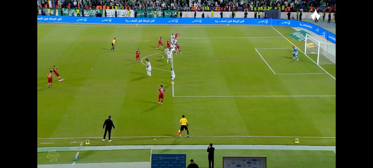 حاله غريبه وقرار أغرب....
اللاعب المتسلل من ضمك مو اللاعب البي سجل الهدف ...
#الاهلي_ضمك