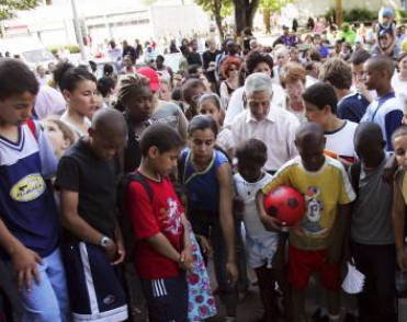 🔴 ALERTE INFO | L'insoumis Aly Diouara ACCUSE son concurrent socialiste Oumarou Doucouré de distribuer du POULET aux électeurs pour obtenir leurs votes à la cité des 4000 à La Courneuve. 🗳️🍗 (Le Parisien)