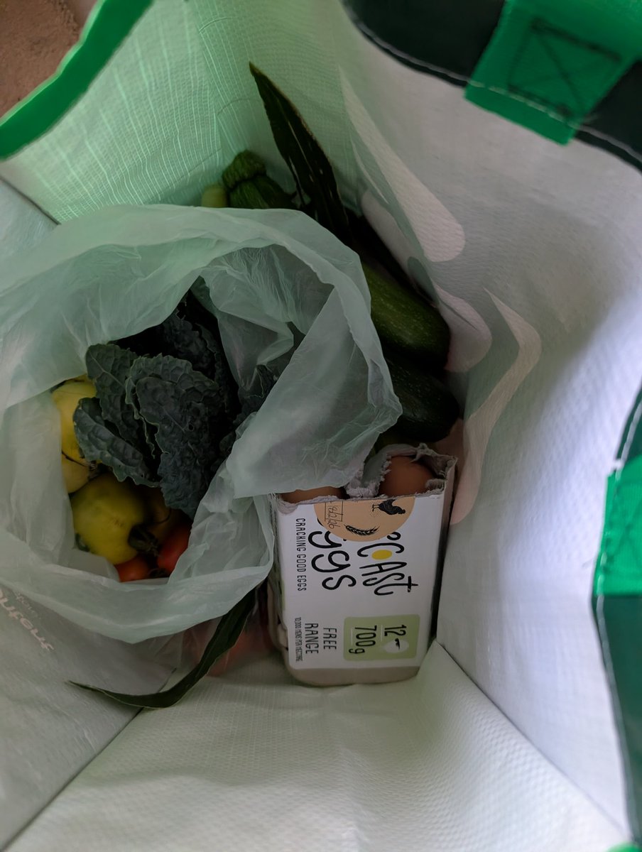 crazythainame's tweet image. Early morning grocery drop off to my number one. Some people say I love you...others show love with food ❤️
Eggs provided by a community member, yum! 
#lovelanguage #cannotgetfresher #pickedtoday