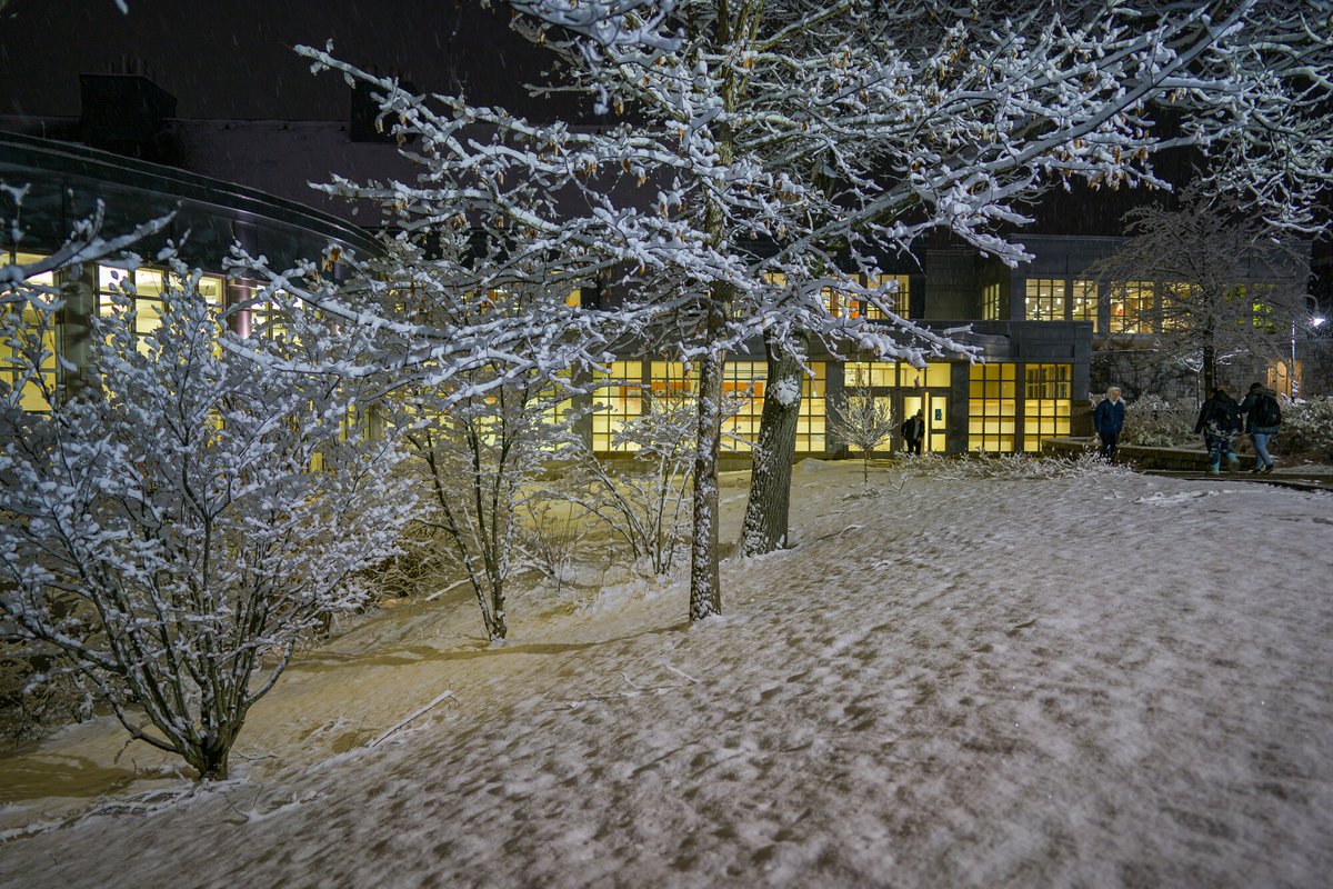 ⏰ UNH Delay = Dining Update! ❄️
Due to the delay, TOMORROW (Tues 2/24):
🍽️ Hoco &amp; Philbrook open at 10am
🍽️ All cafés &amp; stores open at 11am
Stay safe, Wildcats! View curtailment info here: bit.ly/4awpVKd 🐾💙