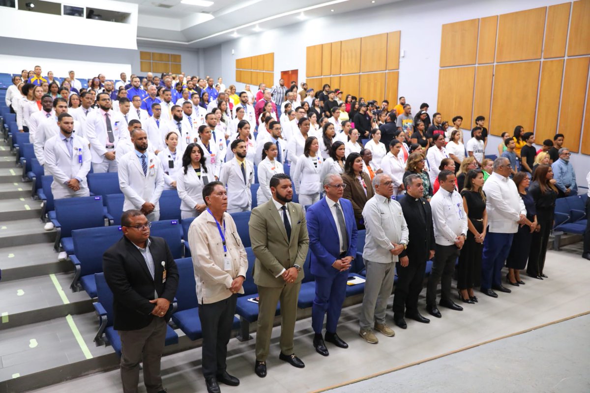 juntacentral's tweet photo. La #JCE presentó la conferencia “La Nueva Cédula de Identidad y Electoral Dominicana” ante estudiantes de la Universidad Católica Nordestana (@ucneenlinea), como parte de las acciones de socialización del nuevo documento de identidad.

La jornada fue encabezada por el director nacional de Cedulación, Américo Rodríguez (@americorod), quien expuso los avances, innovaciones tecnológicas y elementos de seguridad que incorpora la nueva cédula, en el marco del proceso de modernización del sistema de identidad nacional.

La actividad contó con la participación del rector del IESPEC, Felipe Carvajal; el rector de la UCNE, reverendo padre doctor Isaac García de la Cruz; suplentes del #PlenoJCE y autoridades de la Junta Electoral de San Francisco de Macorís.

Al concluir el encuentro, estudiantes y docentes participaron en un espacio de intercambio, donde abordaron inquietudes y reflexionaron sobre el impacto de la nueva cédula en el fortalecimiento de la identidad ciudadana y la consolidación democrática.