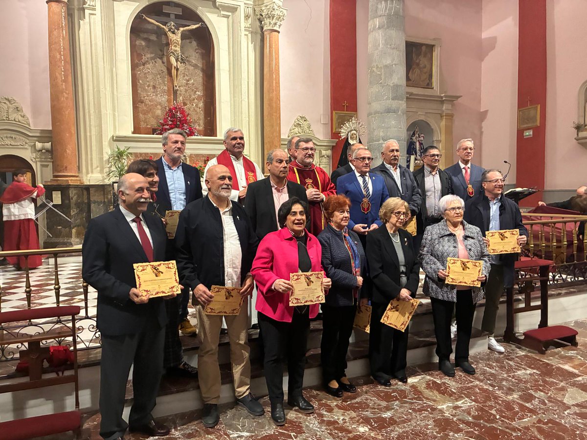🌹 PRIMER LUNES DEL PERDÓN 🌹

1️⃣ Hoy han comenzado #LosLunesdelPerdón con la santa misa, presidida por D. Juan Antonio Alonso Costó, y la entrega de diplomas a aquellos cofrades que cumplen 50 años como nazarenos del Perdón.

🥳 ¡Enhorabuena a todos!

#NazarenosdelPerdón ♥️🖤