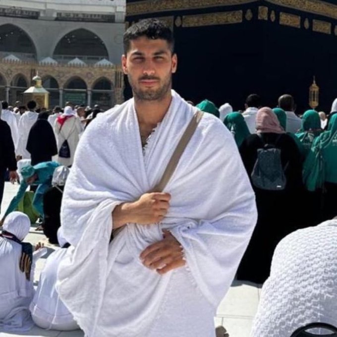 Abdurrahman Balcı kardeşimiz gencecik pırıl pırıl
26 yaşında bir hafız.
Esenler'de evinin önünde 3tane toplum artığı pislik hem sesle hem de çevreyi kirleterek
rahatsızlık verdiği için onları uyarıyor!
Ve tam 6 kişi saldırıyor!
6 kişi!
Kalbinden bıçaklanıp 
vefat ediyor! 
ADALET!