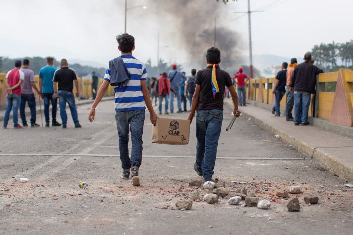 🇻🇪 7 anys de la “Batalla de los Puentes,” dia en què va triomfar la sobirania i la pau a Veneçuela.

La resistència del poble revolucionari en unió cívico-militar va derrocar l’intent colpista de l’oligarquia.

¡Gloria al Bravo Pueblo!