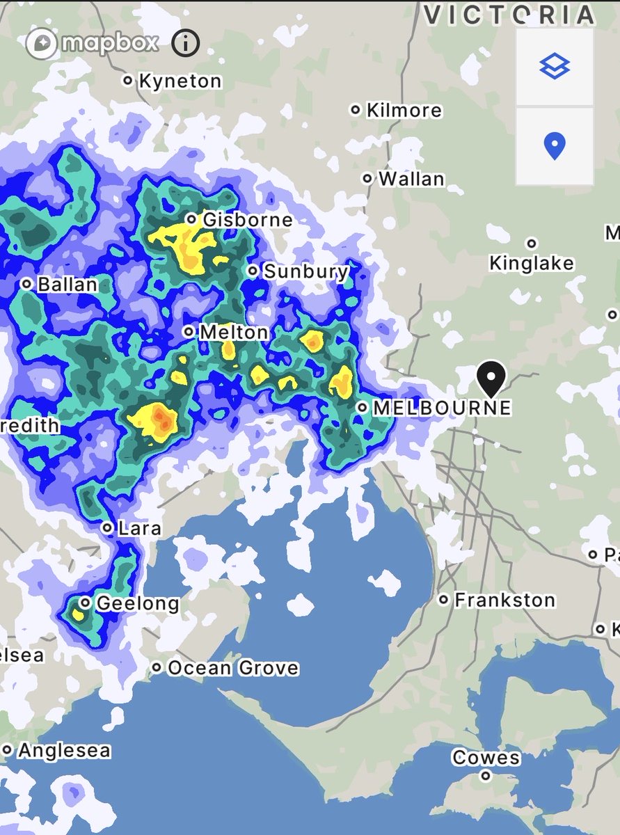 Melbourne_says's tweet image. This rain is coming in hard. And don't be like me and leave the washing outside if you're heading out (without pegs too). Bugger. 

#melbourneweather