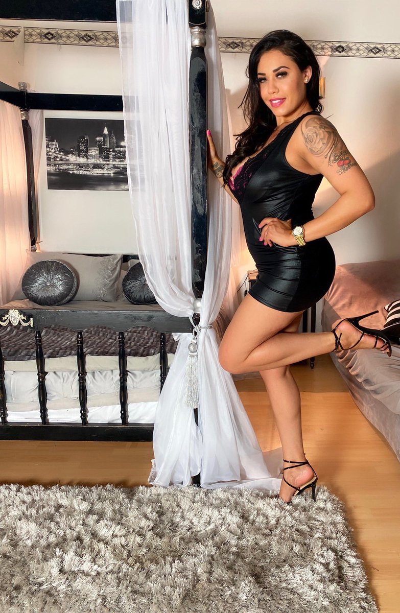 ukroxierae's tweet photo. Step Mommy needs help getting out of her dress 🍆💦💦 #stepmomfantasy #milf #fantasy #roleplay #fetish https://t.co/rULWcvJ2Fp