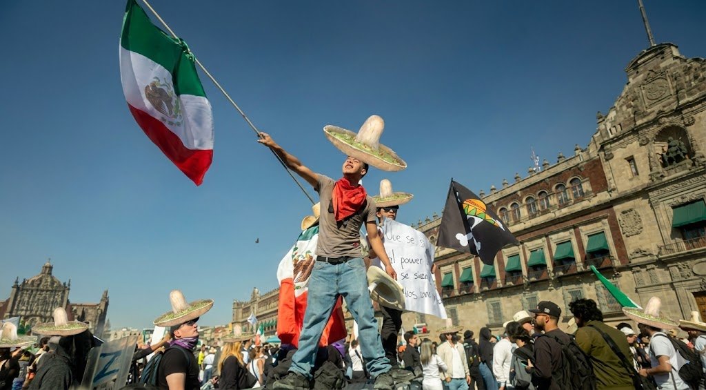 Alem0nadee's tweet photo. ULTIMO MOMENTO MEXICO:
vecinos salen a protestar con sombreros de nachos. https://t.co/I41hpeg338