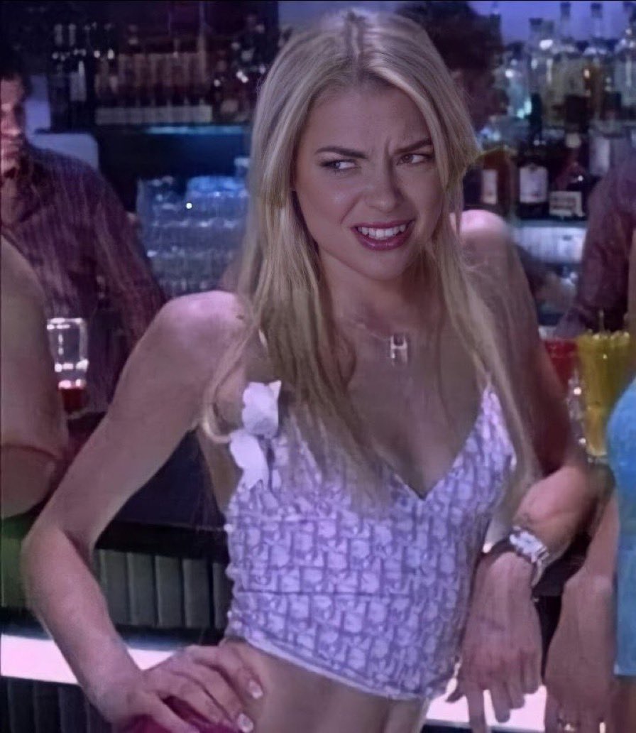 La casa parece un telo barato del año 93.  Estoy así viendo ese dorado combinado con violeta