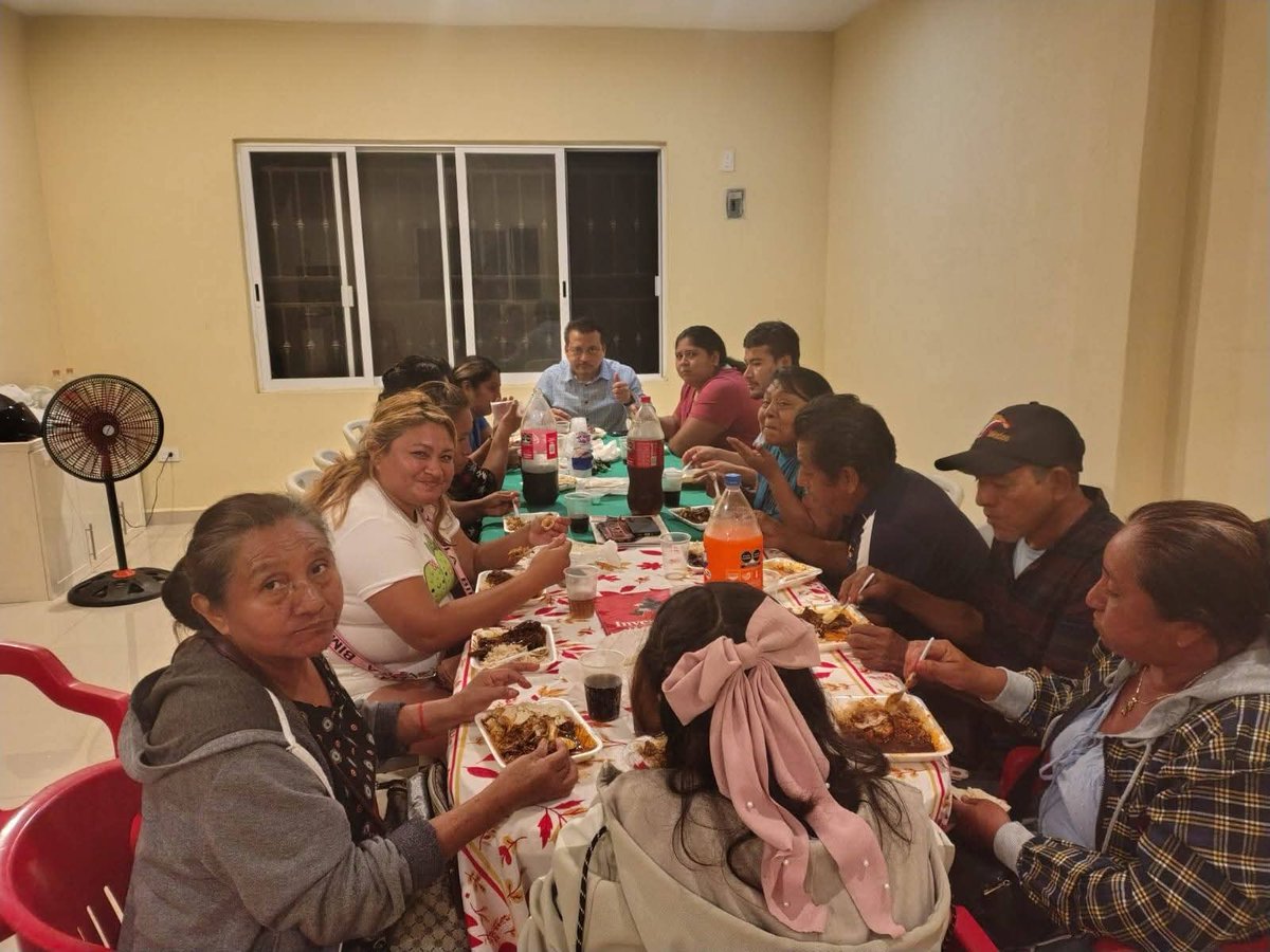 Terminamos el dia de hoy con la reunión del equipo del municipio de Benito Juárez (Cancún ) programando las actividades de la semana. Después, degustamos una rica cena hecha por las compañeras plenistas de la colonia Unidad Antorchista. #SigamosAdelante