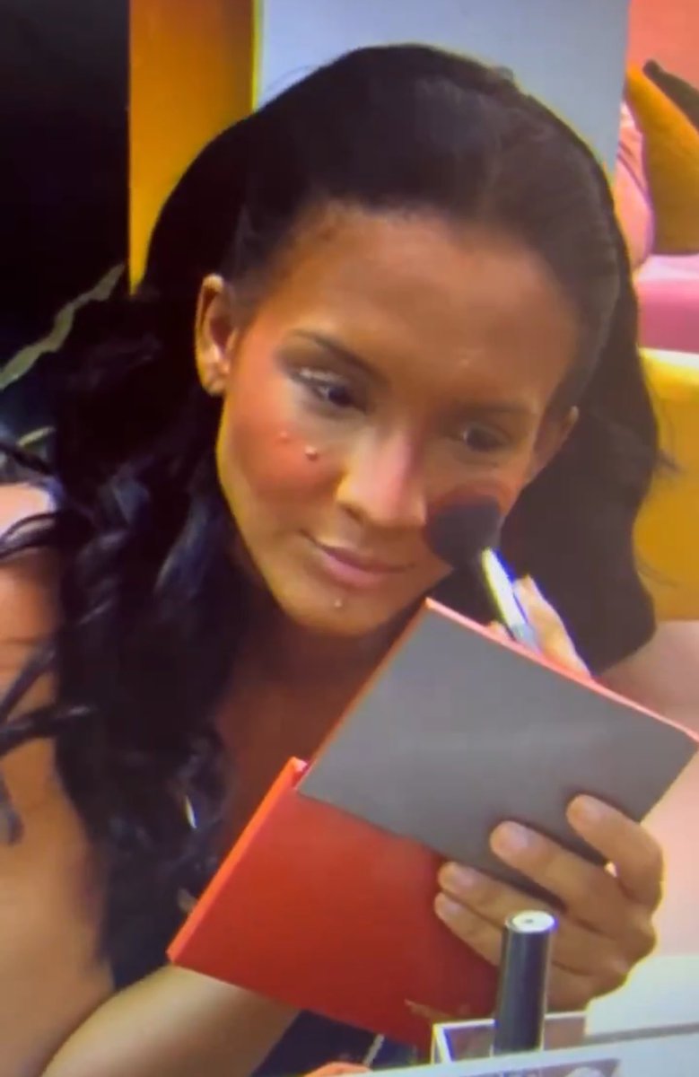 Imagina quando essa mulherzinha chegar aqui amanhã e ver que TODO MUNDO faz chacota dessa maquiagem dela kkkkk #BBB26