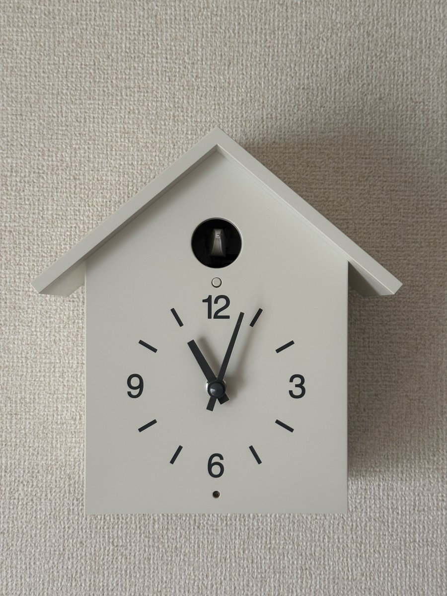 去年買ったものの中でいちばんのお気に入りは鳩時計。30分に一回ぽっぽ