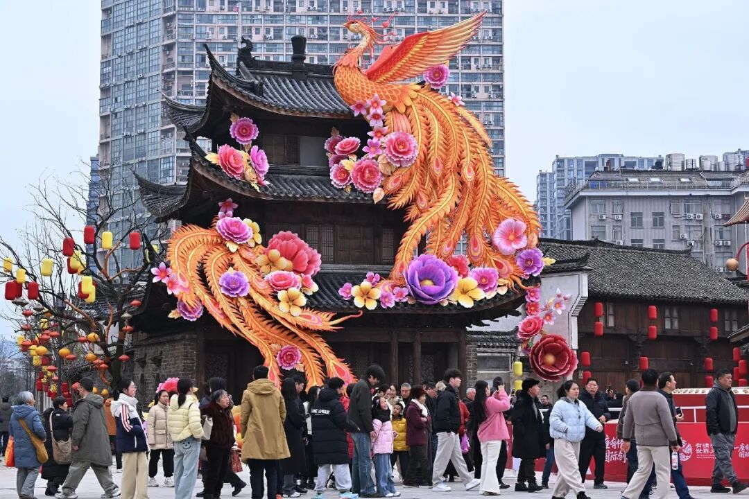 553Fhyy's tweet photo. 义乌，这座世界超市，在今年春晚上惊艳亮相！这里不仅连接着全球生意，更传递着中国年的温度。从圣诞村到春节红，义乌用商品语言讲述着中国与世界共庆佳节的生动故事。看春晚，品义乌，感受中国开放的脉搏。🎁🚀 #Yiwu #WorldsSpringFestival https://t.co/tBpa0JIOLt