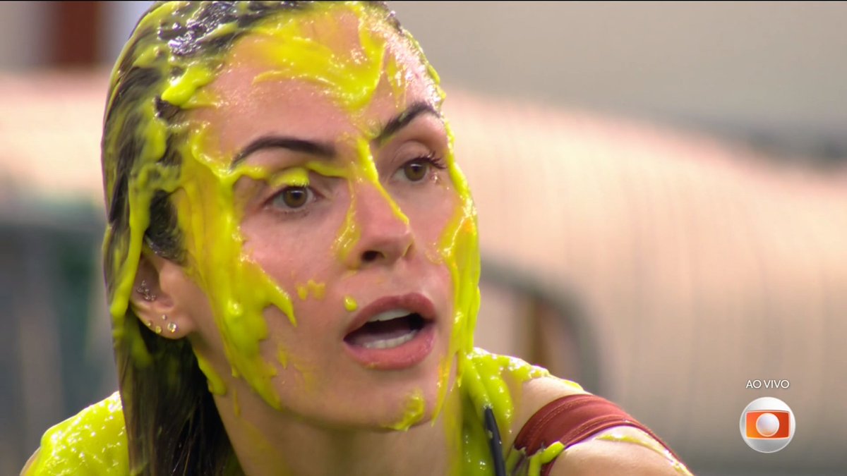 ZAMENZA's tweet photo. Maxiane: "Voce se acha melhor que os outros."
Ana Paula: "Só porque achei sua sombra roxa horrivel????"

ARTE KKKKKKK #BBB26 https://t.co/IQehd9h7tt