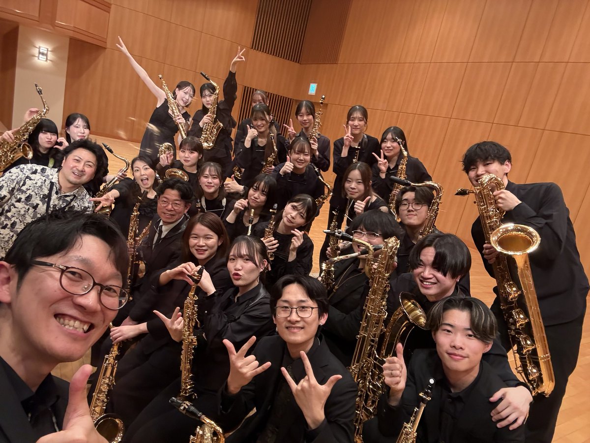 YSax220's tweet photo. アンサンブルの夕べ終演🎷
ご来場いただきました皆様、関係各位に感謝いたします！出演者の皆様もお疲れ様でした😊
演奏だけでなく企画運営やステージでの立ち振る舞い、その他にも多くを学び反省し育つ学生をこれからも厳しく、ときには優しく指導して参ります笑

終演後に誕生日祝ってもらいました😭 https://t.co/xxwKreJDyu