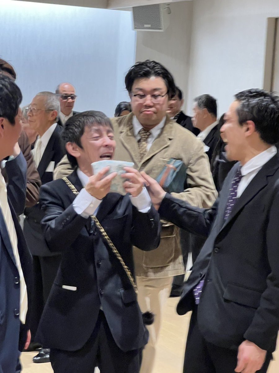 最後の最後でめっちゃ泣いた所をノーズしゅんぼうに隠し撮りされる
それを笑うナベちゃん
いかりや長介の真似をするビーグルしゅうへい
オニリンたけしは俺が泣いて貰い泣きして抱き合った
改めて幸せな結婚式をありがとう！
まこと、いくみちゃん、おめでとう！