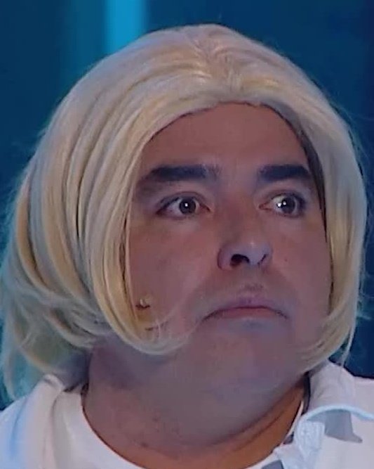 Rodrigo Villegas mirando como se baja Pet Shop Boys del escenario