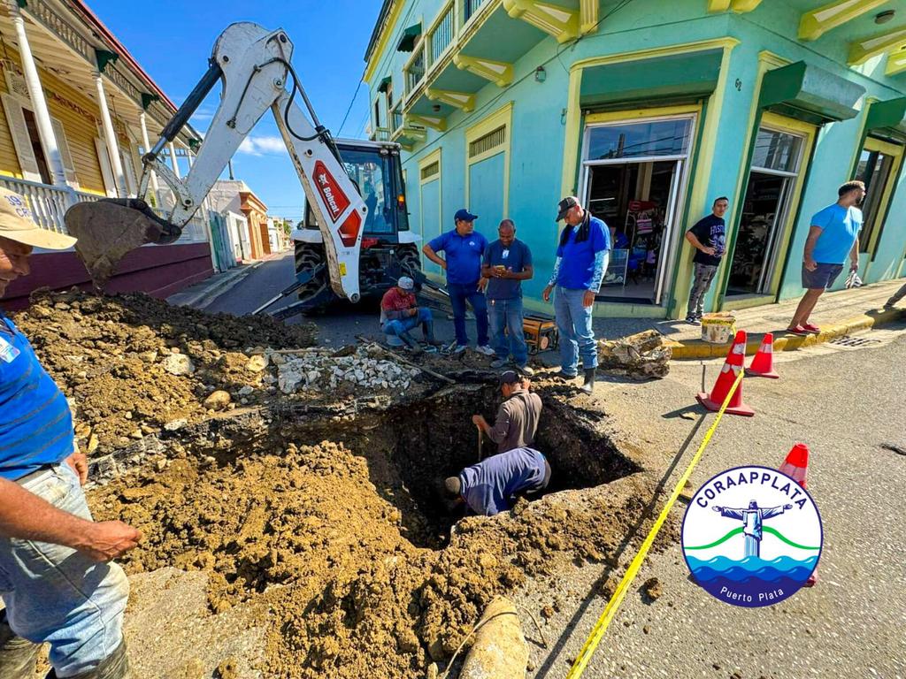Una de las brigadas de la CORAAPPLATA en conjunto con el Ayuntamiento de Puerto Plata resolvió de manera inmediata la avería de agua potable que provocó un socavón en la calle Emilio Prud’Homme, esquina Beller, en esta ciudad de San Felipe de Puerto Plata.