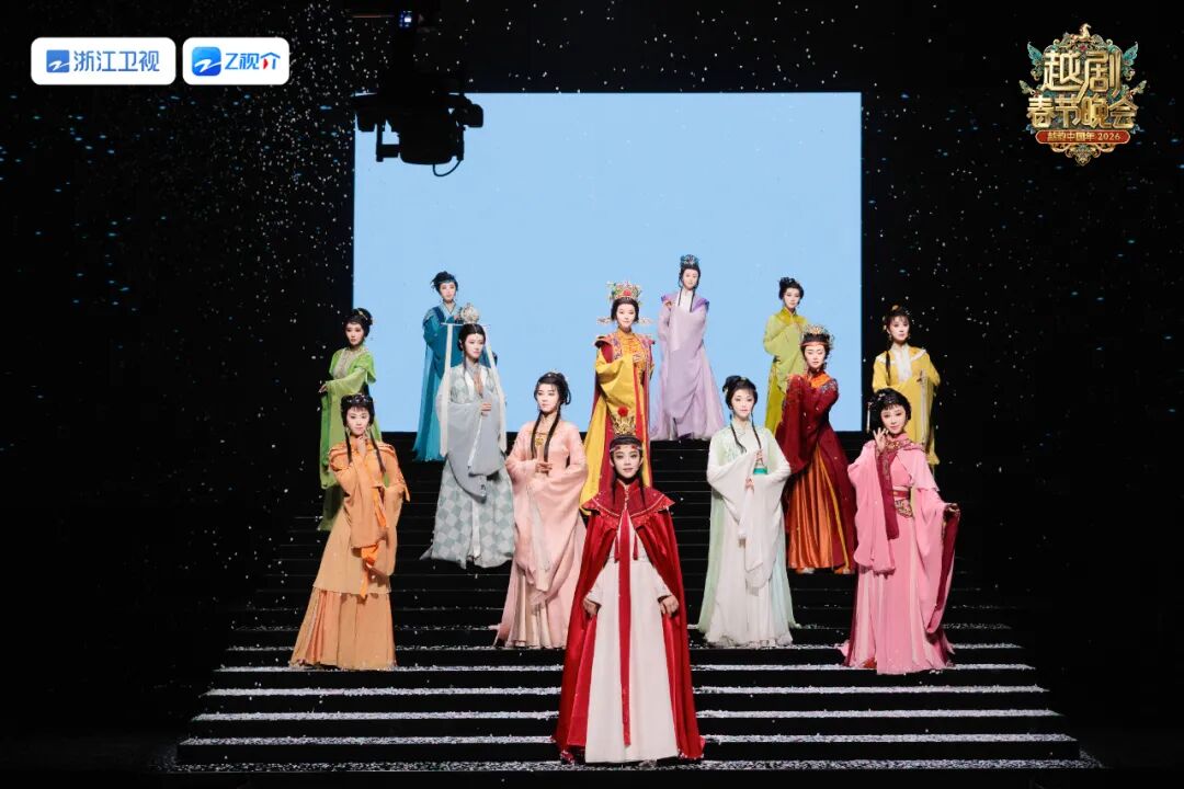553Fhyy's tweet photo. 当百年越剧遇上新春佳节，会碰撞出怎样的火花？水袖轻扬，唱腔婉转，越剧春晚用东方最古典的审美演绎中国年的浪漫。不看一场戏，怎知中国色如许？🎶💃 #YueOpera #ChineseHeritage https://t.co/tfEWfLXu8R