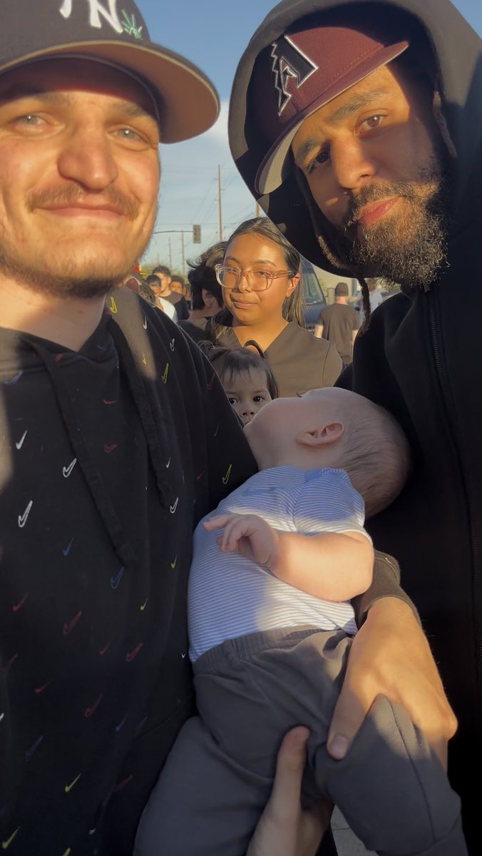 cloading tweet media