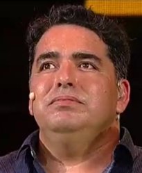 Sale Pet Shop Boys, y pasa este señor al escenario