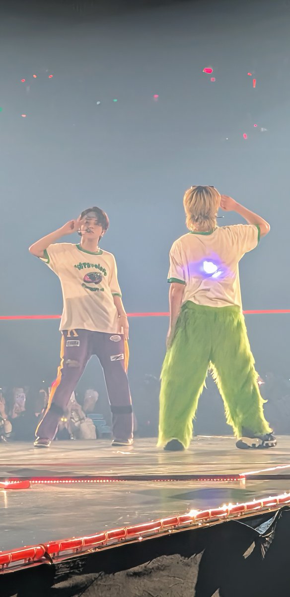 kunikida1234's tweet photo. 21日、22日と嫁と推し活。
21日の席がまさかのアリーナメインステージ最前列で
周りメンズおらんくて無双状態。
この日のために1年頑張ったんやな。って感じだったね。
ということで今年も終わったので惰性で生きていきます。

#TravisJapan 
#宮近海斗
#松田元太 https://t.co/VngM5ExjMZ