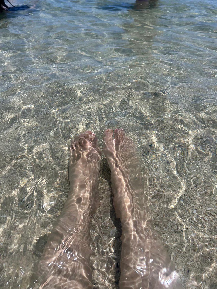 🥳 En ce jour si particulier pour moi, et en ce lieu si magique qui m'inspire tant, voici le concours 🥵🔞
A tout ceux qui RT ce post vous aurez en DM plein de photos de votre princesse entièrement nue, de face, de dos et les marques de bronzage en prime!
#47ans 
#Beach
#Boobs