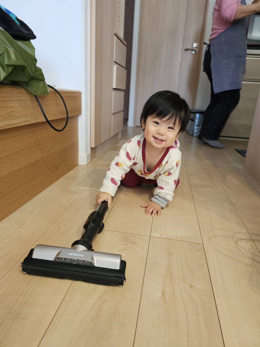 妹が甥っ子を連れて帰省。
1歳になったばかりの甥っ子、3日間たくさんの笑いを振りまいてくれました。
その中で一番のお気に入りがこれ！掃除機のノズルを持って上手にお掃除♥

ロゴもバッチリ写ってるしこれ家電の広告にピッタリだと思うんですよ。日立さん <a href="/hitachi_kaden/">日立の家電品</a> 、いかがですか？