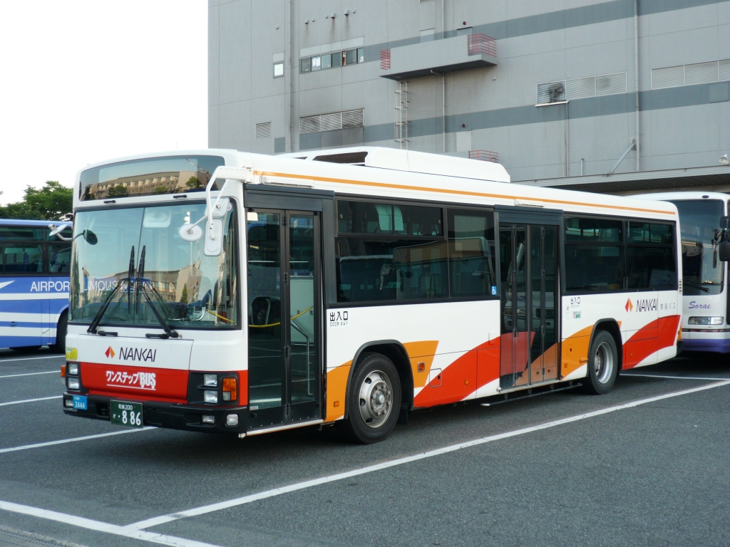 nankaibus_info's tweet photo. 先週、空港営業所の個性派886号車が引退しました😢
ポートターミナル線の予備車両として2006年に導入されて以来、空港営業所一筋の現役生活でした。

惜別として、登場2年目頃の画像と一足先に引退した同僚（ポートターミナル線用車両）の画像をご紹介します。
長い間、お疲れ様でした💐💐💐 https://t.co/d6sSxHxK2y