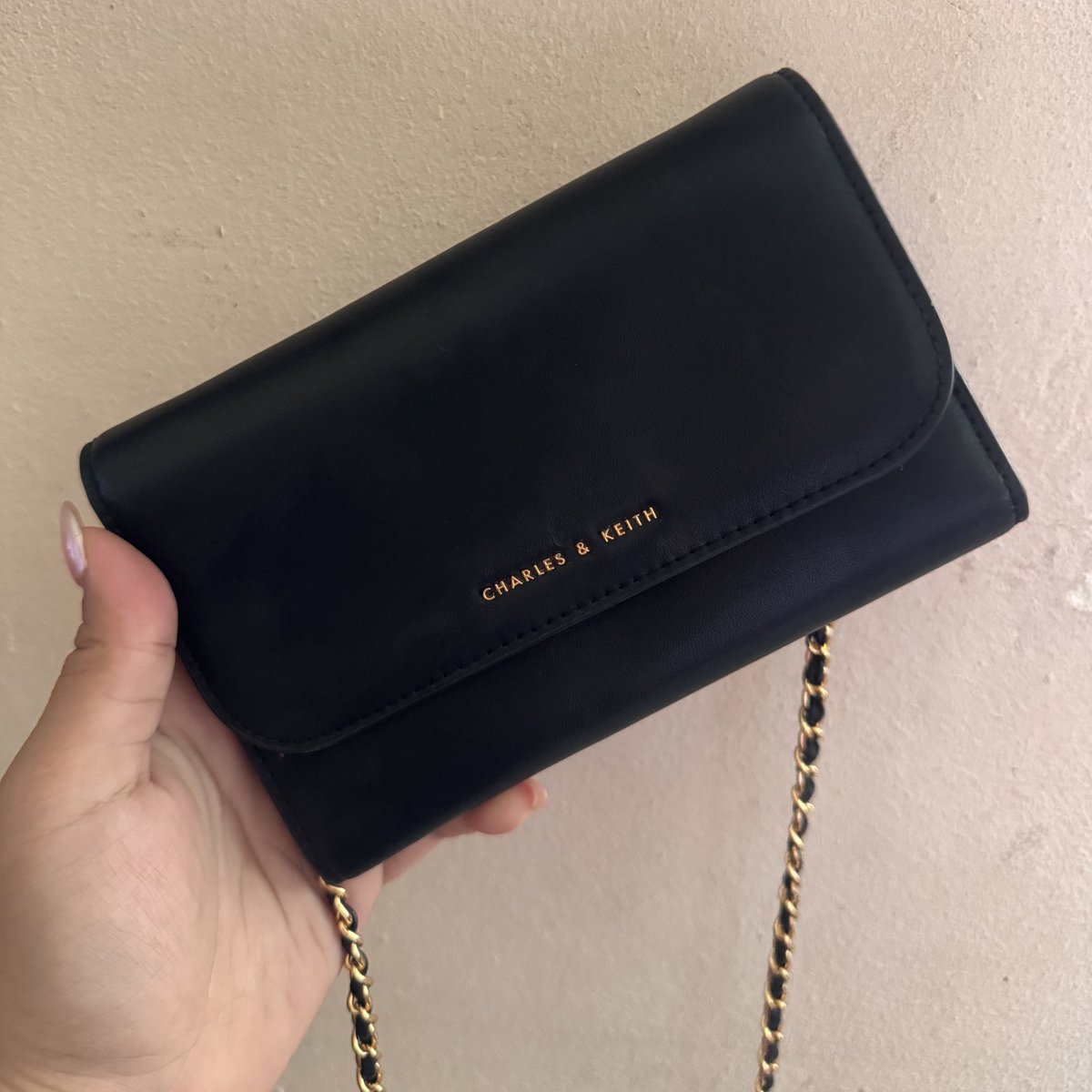 mixmtrous's tweet photo. ส่งต่อกระเป๋า Charles &amp; Keith
 Front Flap Long Wallet - Black

ราคา 1000 บาทรวมส่ง (พร้อมโอนลดได้)
มีกล่อง + ป้ายครบค่า ของแท้ 

#ส่งต่อกระเป๋า #กระเป๋ามือสอง https://t.co/iOzslBqIur