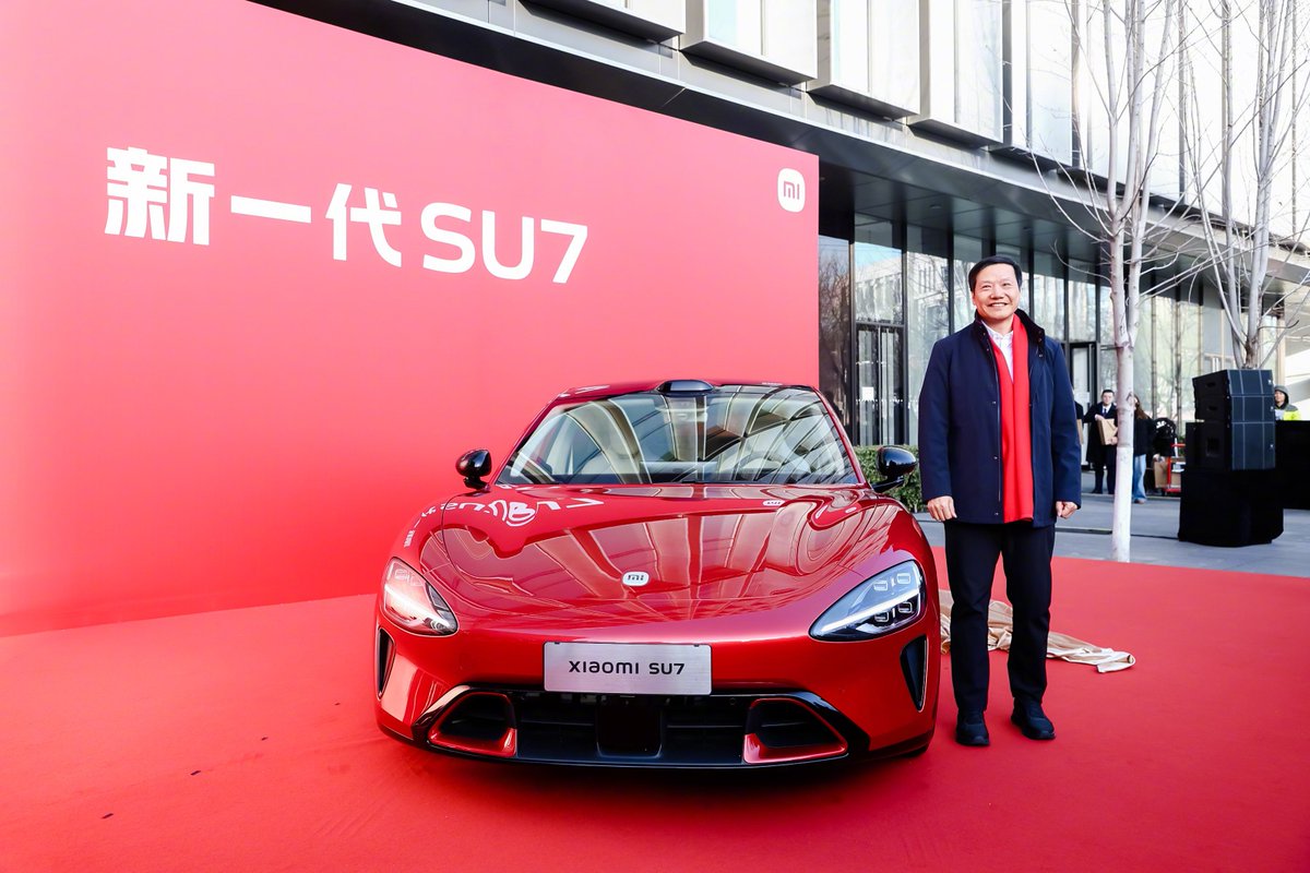 CNEVhome's tweet photo. Lei Jun just revealed the new "Radiant Red" color for the next-gen Xiaomi SU7.

From the photos, it looks highly saturated and feels much easier on the eyes than the previous orange. What do you think? 

$XIACY #ChinaEV https://t.co/TT6DT1wCPm