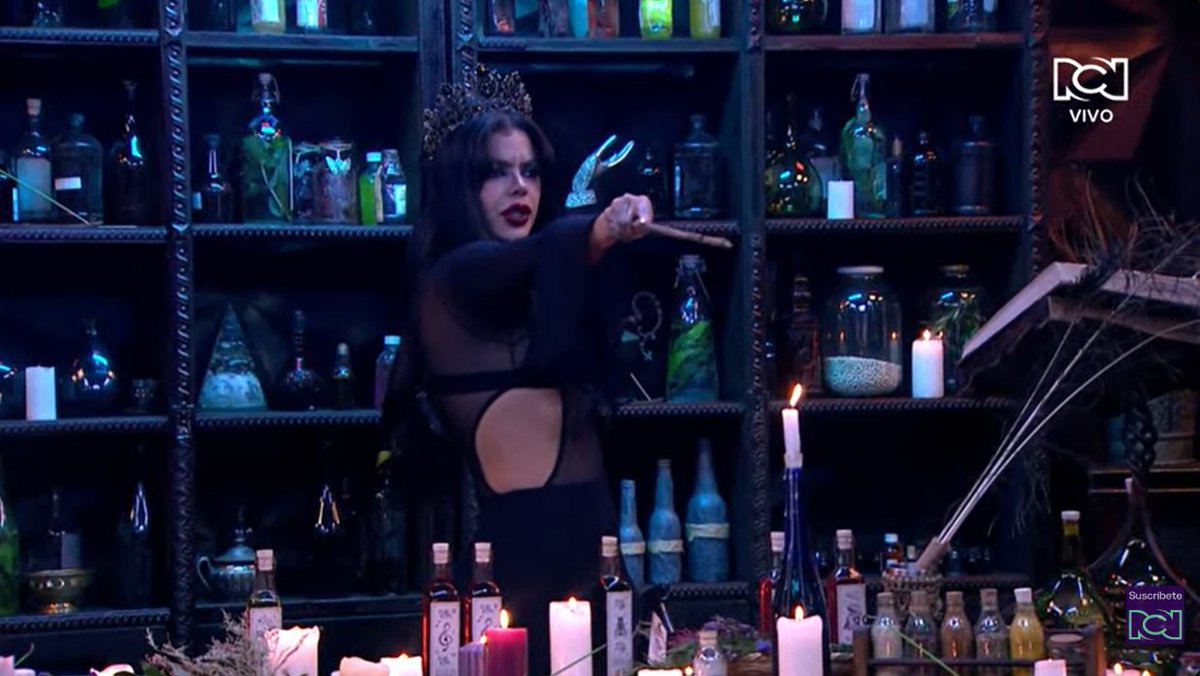 Melissa Gate va a repartir un par de encantamientos a los participantes 🤓. A partir de este momento comenzará la prueba de presupuesto en #LaCasaDeLosFamososCol3, ¿lograrán sumar puntos o quedarán congelados? 😰