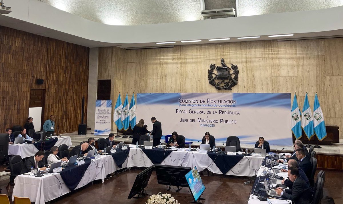 La tabla de gradación aprobada por la Comisión de Postulación de fiscal general para evaluar a las y los aspirantes es ambigua en su redacción y prioriza la cantidad de años de experiencia sin tomar en cuenta la calidad del trabajo realizado. 

👉🏽Las y los comisionados tienen la