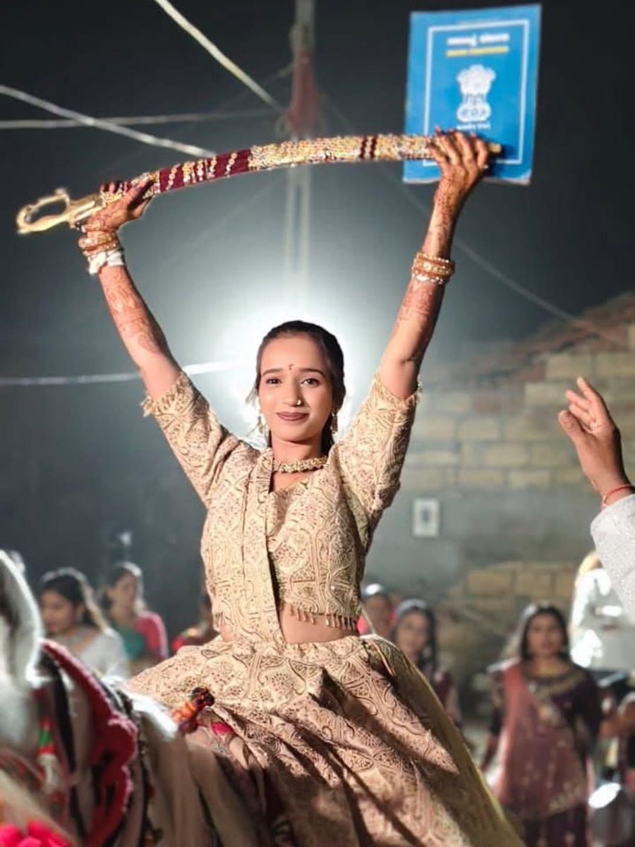 गुजरात:
अनुसूचित जाति समाज की लड़की ने अपनी शादी में
एक हाथ में संविधान और दूसरे हाथ में तलवार के साथ घोड़ी पर बैठकर ब्राह्मणवादी सोच परंपरा को ध्वस्त कर दिया।

जय भीम 💙🔥