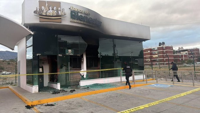 20PeterMel's tweet photo. Atentados terroristas del CJNG contra sucursales del Banco Del Bienestar
Michoacán 25
Jalisco 22
Zacatecas 5
Guanajuato 3
Edo Mex 3
Puebla 1

Mensaje:
Sheimbaum Rompiste nuestro pacto aceptando de Trump que los Navy Seals de EEUU dieran caza y abatieran a tu patrón el Mencho https://t.co/5BzTbJqntX